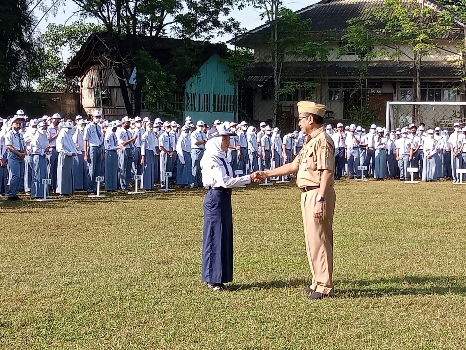 Upacara Bendera di SMKN 11 Semarang Bertaburan Bintang Kebaikan Upacara Bendera di SMKN 11 Semarang Bertaburan Bintang Kebaikan