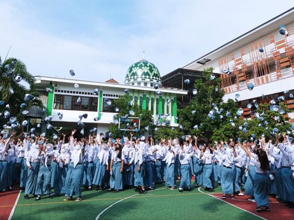 Pelepasan Penuh Makna Siswa Kelas XII SMKN 6 Semarang Tahun Ajaran 2021-2022