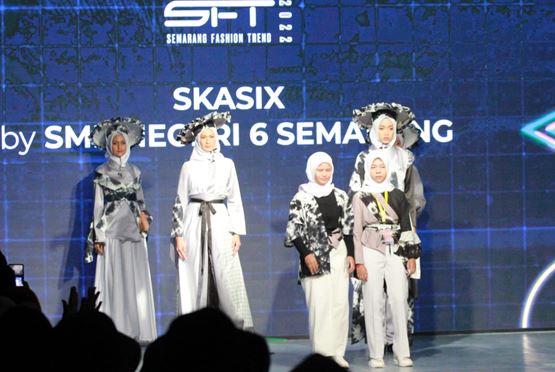 Desain Siswi SMKN 6 Semarang Tampil di Semarang Fashion Trend 2022