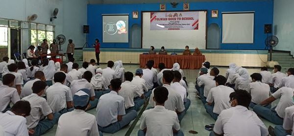 Polwan Ajak Siswa SMAN 7 Semarang Untuk Bersosial Media dengan Aman dan Cerdas Polwan Ajak Siswa SMAN 7 Semarang Untuk Bersosial Media dengan Aman dan Cerdas