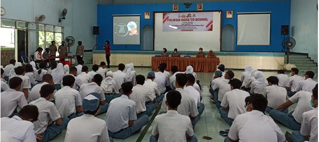 Polwan Ajak Siswa SMAN 7 Semarang Untuk Bersosial Media dengan Aman dan Cerdas Polwan Ajak Siswa SMAN 7 Semarang Untuk Bersosial Media dengan Aman dan Cerdas