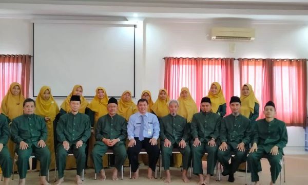SMKN 10 Semarang Berbagi Tips Gerakan Guru Menulis di LPI Hidayatullah Semarang SMKN 10 Semarang Berbagi Tips Gerakan Guru Menulis di LPI Hidayatullah Semarang
