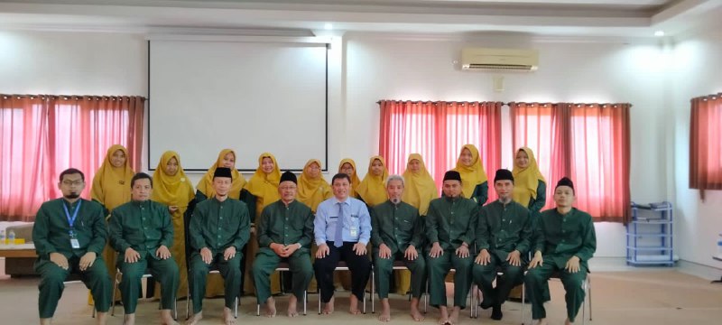 SMKN 10 Semarang Berbagi Tips Gerakan Guru Menulis di LPI Hidayatullah Semarang