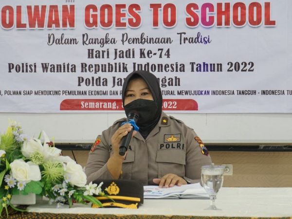 Lewat Polwan Goes to School, Polda Jateng Ajak Pelajar SMK N 8 Semarang Cerdas Bersosial Media Lewat Polwan Goes to School, Polda Jateng Ajak Pelajar SMK N 8 Semarang Cerdas Bersosial Media