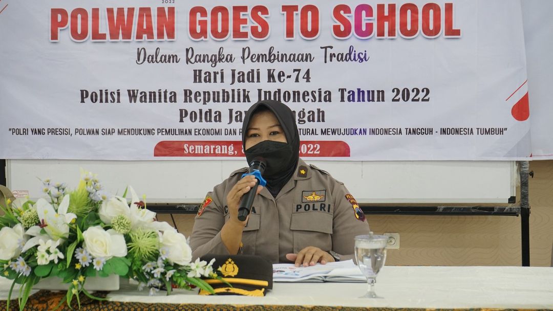 Lewat Polwan Goes to School, Polda Jateng Ajak Pelajar SMK N 8 Semarang Cerdas Bersosial Media Lewat Polwan Goes to School, Polda Jateng Ajak Pelajar SMK N 8 Semarang Cerdas Bersosial Media