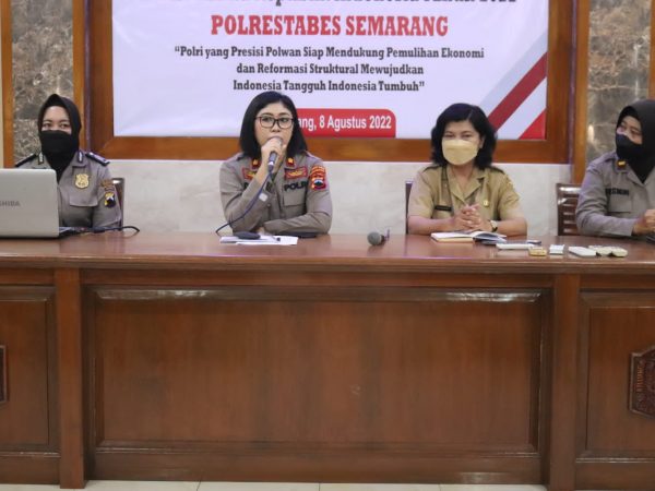 Siswa SMAN 2 Semarang Antusias Mengikuti Program “Polwan Goes To School” Siswa SMAN 2 Semarang Antusias Mengikuti Program “Polwan Goes To School”