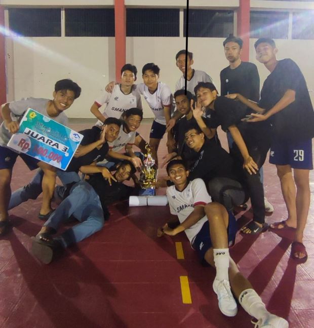 TIM FUTSAL SMAN 2 SEMARANG JUARA 3 USM ENGINEERING FAIR COMPETITION 2022