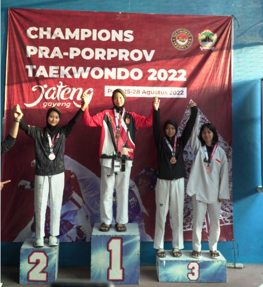 SMAN 2 SEMARANG RAIH MEDALI EMAS KEJUARAAN TAEKWONDO TINGKAT JATENG