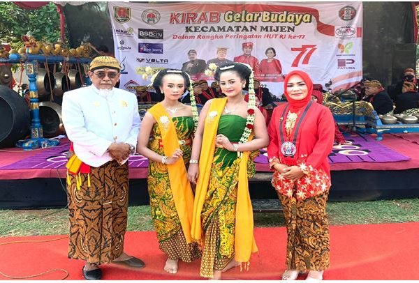 BERJAYA KEMBALI SETELAH PANDEMI: Kolaborasi Seni Tari dan Paskibraka SMAN 16 Semarang
