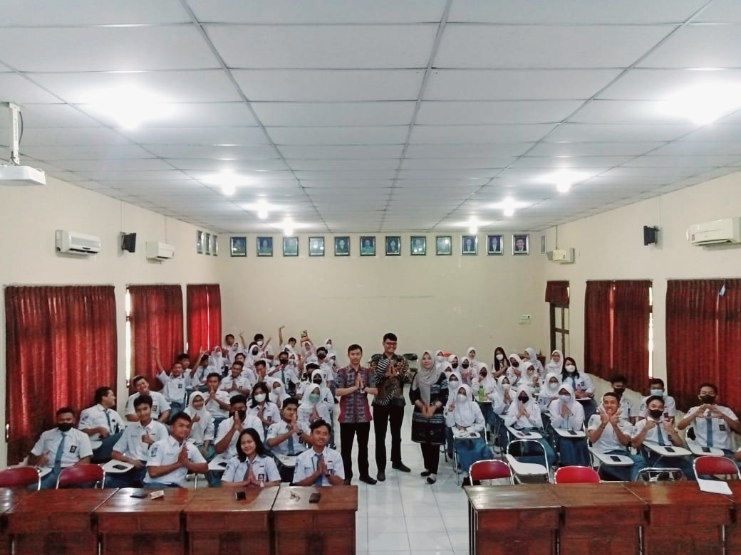BEI DAN BANK BCA KAWAL SISWA SMAN 2 SEMARANG DALAM PEMAHAMAN LITERASI KEUANGAN DAN PASAR MODAL