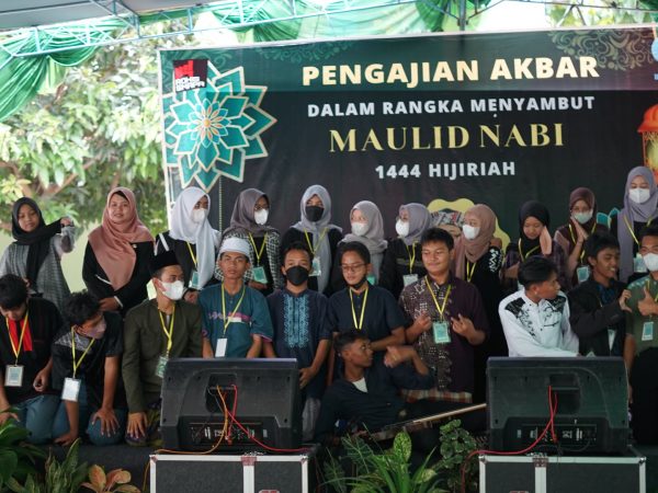 Ustad Burhan Sidiq Ajak Pelajar SMAN 4 Semarang Meneladani Rosulullah Ustad Burhan Sidiq Ajak Pelajar SMAN 4 Semarang Meneladani Rosulullah
