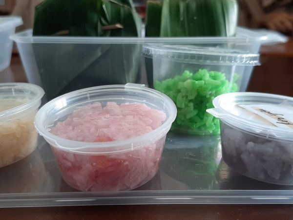 PEMBUATAN MAKANAN HASIL FERMENTASI SINGKONG DAN BERAS KETAN DENGAN PEWARNA ORGANIK PEMBUATAN MAKANAN HASIL FERMENTASI SINGKONG DAN BERAS KETAN DENGAN PEWARNA ORGANIK
