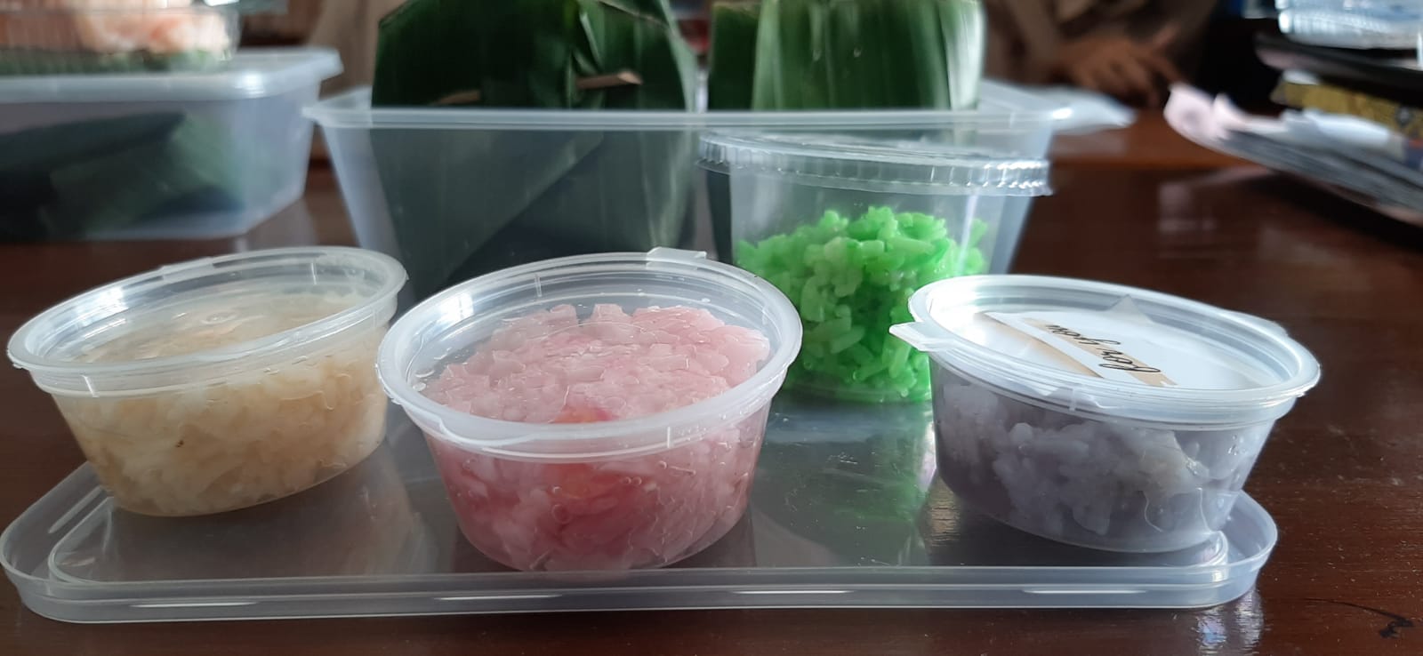 PEMBUATAN MAKANAN HASIL FERMENTASI SINGKONG DAN BERAS KETAN DENGAN PEWARNA ORGANIK