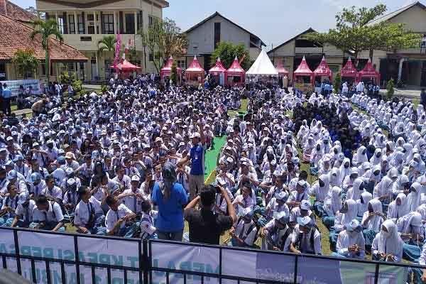 Seru, Ribuan Siswa SMKN 1 Jambu Kab. Semarang Buat Kreasi Eceng Gondok
