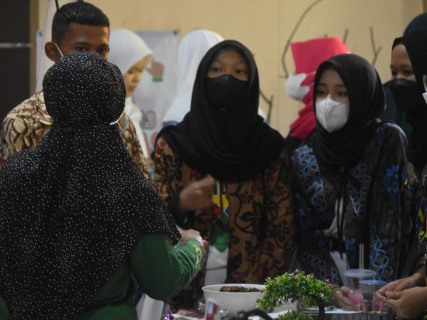 ADAKAN GELAR KARYA, SISWA PAMERKAN BERMACAM PRODUK WARISAN BUDAYA KOTA SEMARANG