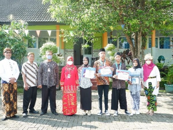 SMAN 16 Semarang Mendulang Emas Pada Kejuaraan di Bidang Sains, Bahasa dan Olahraga
