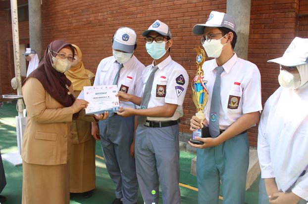 UPACARA DAN PENYERAHAN PIAGAM LOMBA