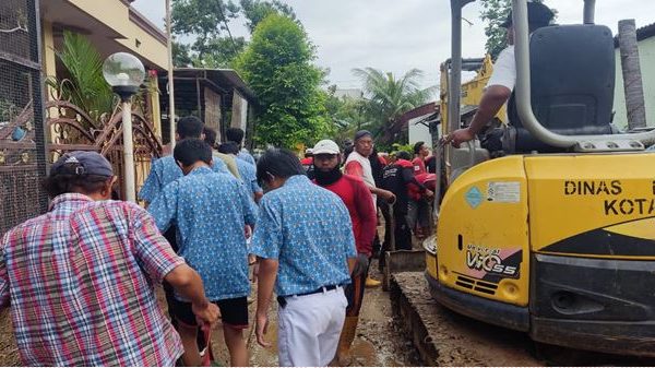 “KAMI BERGERAK” SISWA SMAN 16 SEMARANG RELAWAN BANJIR BANDANG DI PERUMAHAN WAHYU UTOMO NGALIYAN