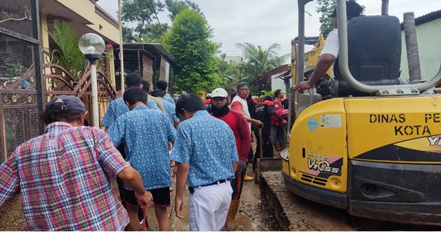 “KAMI BERGERAK” SISWA SMAN 16 SEMARANG RELAWAN BANJIR BANDANG DI PERUMAHAN WAHYU UTOMO NGALIYAN