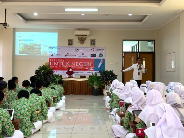 Temukan Tips dan Trik Menulis: Siswa SMAHA Ikuti Pelatihan Jurnalistik