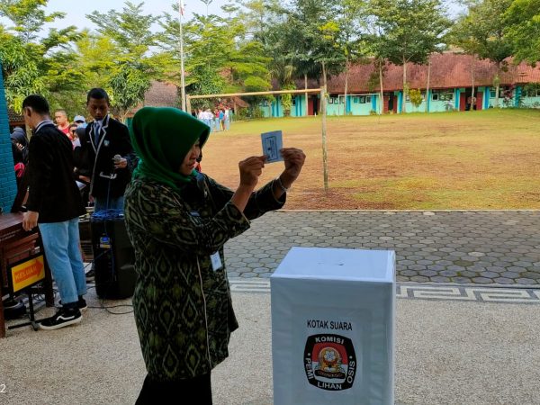 PENDIDIKAN DEMOKRASI SEJAK DINI MELALUI PEMILIHAN OSIS SMKN 1 PABELAN