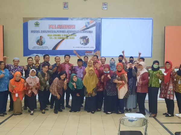 SIAP SAMBUT SEMESTER 2 SMAN 2 SEMARANG ADAKAN PELATIHAN, UNDANG DUA PAKAR MODEL DAN MEDIA PEMBELAJARAN DALAM IKM