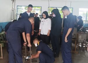 Metode Project Based Learning (PjBL) dengan Membuat Kursi pada Mapel Produk Kreatif dan Kewirausahaan Metode Project Based Learning (PjBL) dengan Membuat Kursi pada Mapel Produk Kreatif dan Kewirausahaan