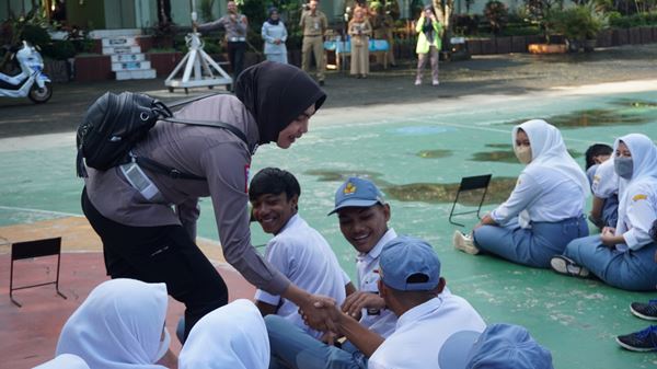 Edukasi Safety Riding dan Sosialisasi Pajak Kendaraan di SMAN 16 Semarang