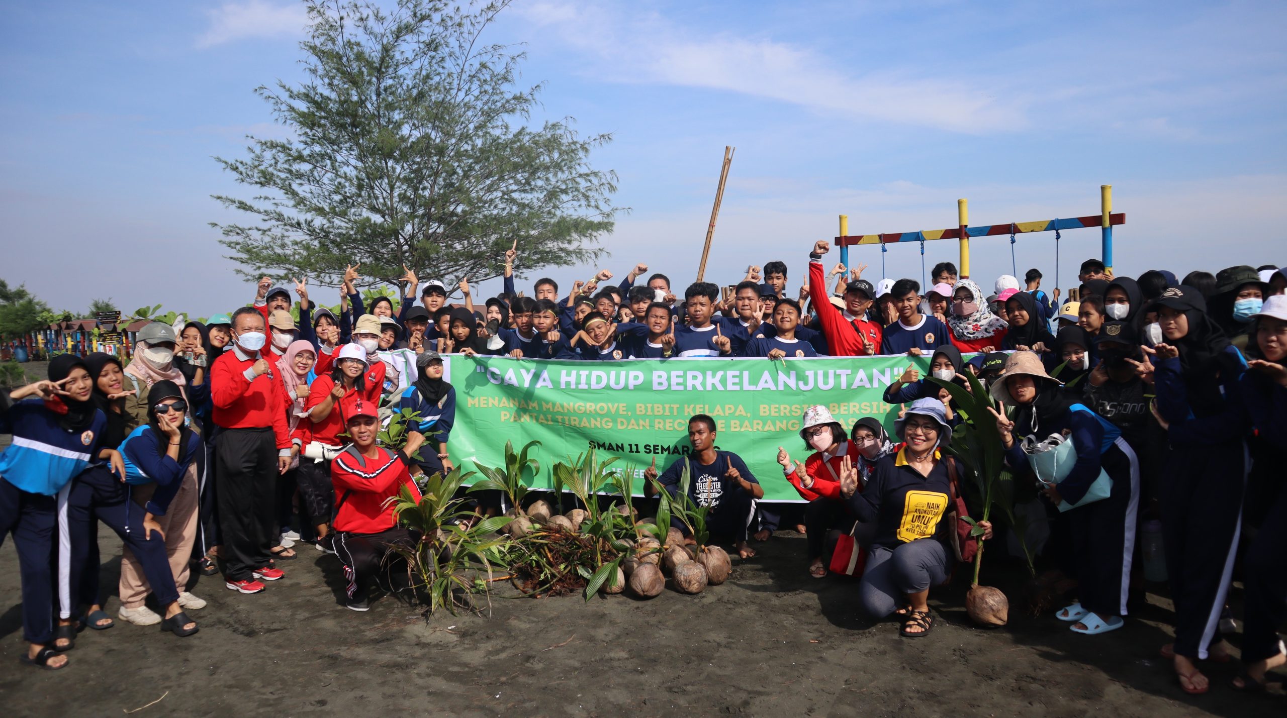 Peduli Kelestarian Alam, Guru & Siswa SMAN 11 Semarang Lakukan Gerakan Bersih Pantai & Penanaman Mangrove