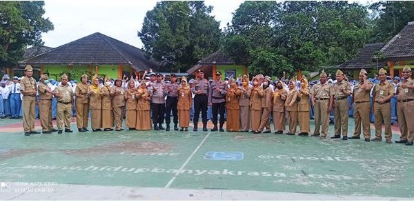 POLICE GOES TO SCHOOL DI KAMPUS SMAN 16 SEMARANG: Bina Karakter Siswa Taat Aturan Sedari Muda