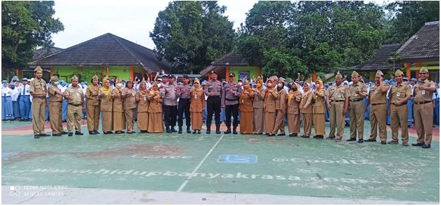 POLICE GOES TO SCHOOL DI KAMPUS SMAN 16 SEMARANG: Bina Karakter Siswa Taat Aturan Sedari Muda