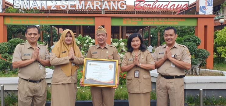SMAN 2 SEMARANG RAIH PENGHARGAAN SEBAGAI SEKOLAH DENGAN PRESTASI SISWA TERTINGGI