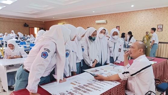 KONSULTASI KOLEKSI BUSANA BERSAMA SUDARNA SUWARSA