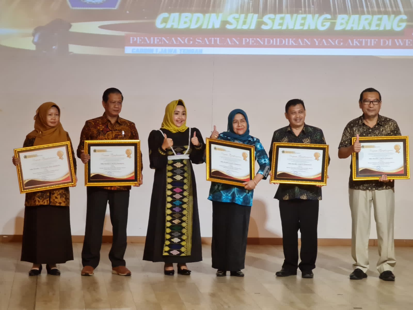 SMKN Satu Atap TUNTANG RAIH SEKOLAH TERBAIK KATEGORI PARTISIPASI PUBLIKASI WEBSITE CABDIN 1 SMKN Satu Atap TUNTANG RAIH SEKOLAH TERBAIK KATEGORI PARTISIPASI PUBLIKASI WEBSITE CABDIN 1