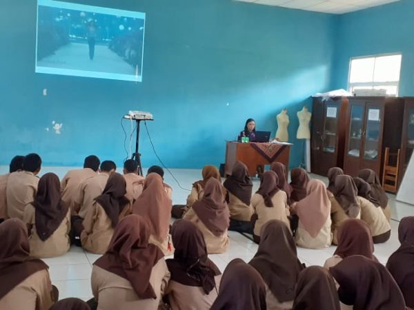 KELAS BERSAMA JURUSAN TATA BUSANA SMKN 1 TUNTANG:  “BEDAH INDONESIAN FASHION TREND FORECASTING 2023/2024”