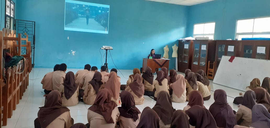 KELAS BERSAMA JURUSAN TATA BUSANA SMKN 1 TUNTANG:  “BEDAH INDONESIAN FASHION TREND FORECASTING 2023/2024”