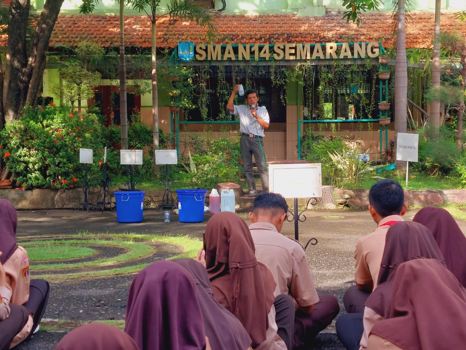Bekali Peserta Didik Untuk Berwawasan Lingkungan Hidup Melalui Pelatihan Hidroponik Bekali Peserta Didik Untuk Berwawasan Lingkungan Hidup Melalui Pelatihan Hidroponik