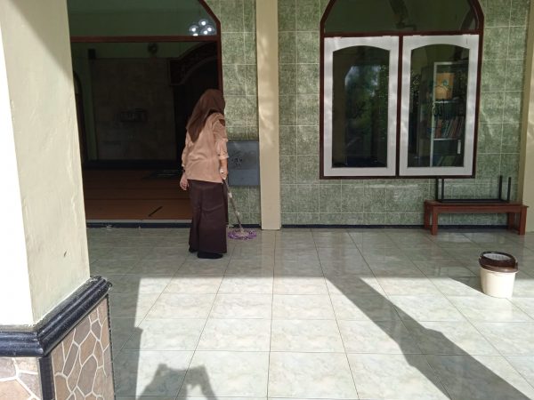 Jumat Bersih SMKN 1 Tuntang: Membersihkan Masjid Warga