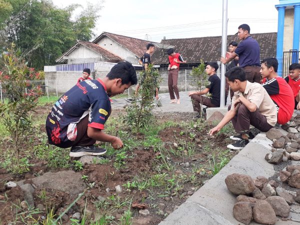 Jumat Bersih Menumbuhkan Semangat Gotong Royong