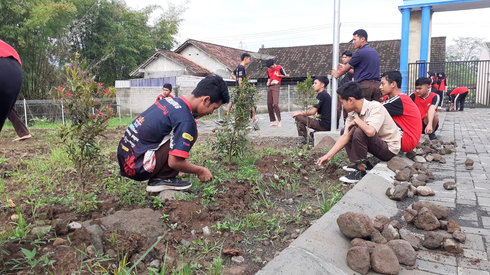 Jumat Bersih Menumbuhkan Semangat Gotong Royong