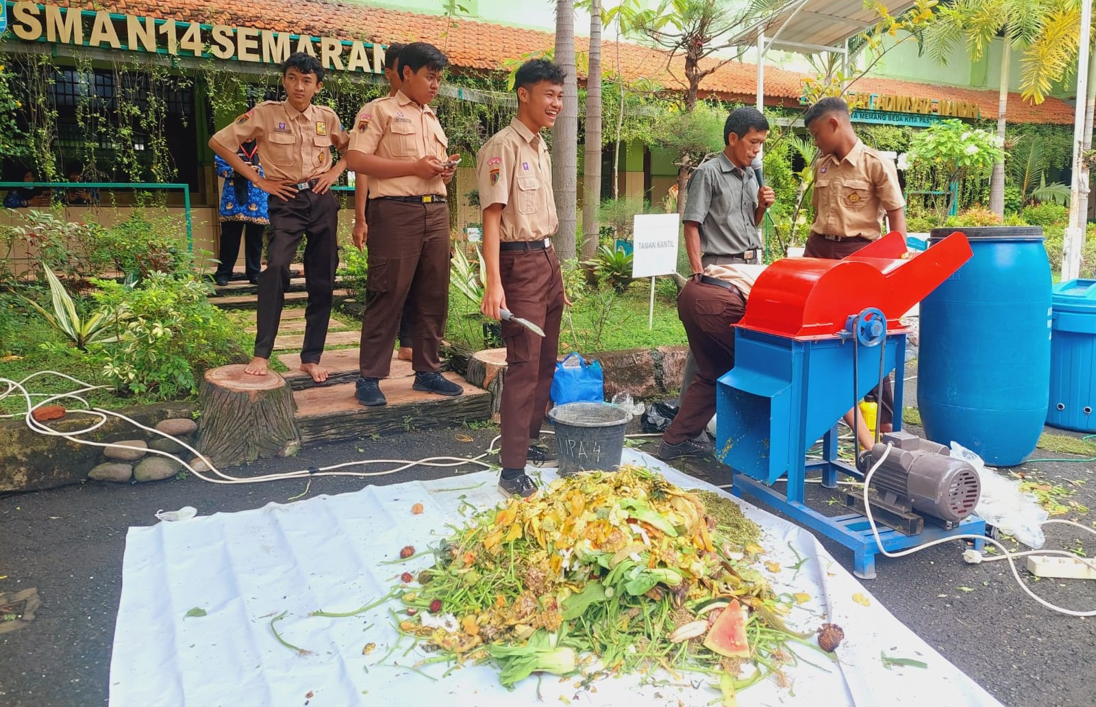 Siswa SMAN 14 Dilatih Untuk Membuat Pupuk Organik Melalui Kegiatan P5 Siswa SMAN 14 Dilatih Untuk Membuat Pupuk Organik Melalui Kegiatan P5