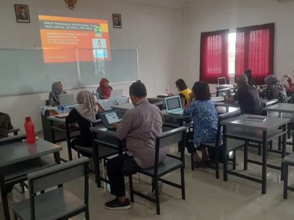 Peningkatan Kompetensi Guru SMK Yayasan Pharmasi