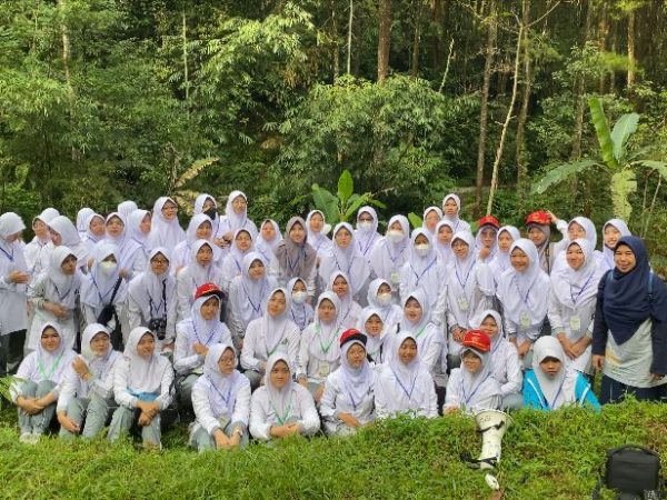 Live In SMAHA: Semai Keakraban, Torehkan Pengalaman Tak Terlupakan Live In SMAHA: Semai Keakraban, Torehkan Pengalaman Tak Terlupakan