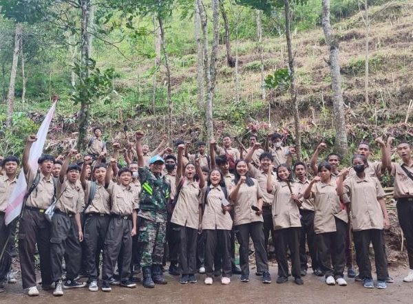 Partisipasi Siswa SMK Theresiana Bandungan Dalam Pramuka Menanam