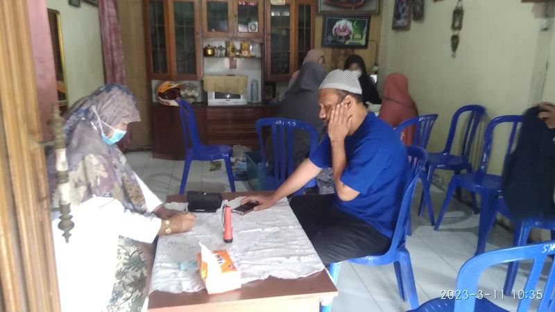 SMA Islam Hidayatullah Gelar Pengobatan Gratis untuk Warga Dusun Gedongan, Desa Ngesrepbalong