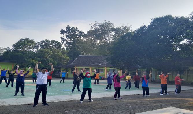 SMAN 16 Semarang Senam Bahagia Bersama Mahasiswa PPG Prajabatan Gel. 2 UNNES