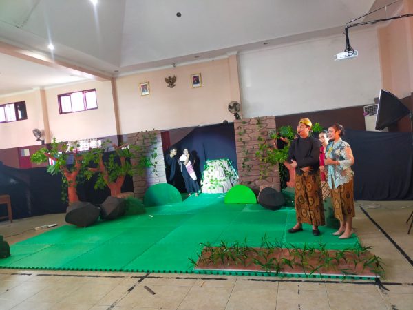 Siswa Kelas XI SMA N 5 Semarang Gelar Pentas Ketoprak Siswa Kelas XI SMA N 5 Semarang Gelar Pentas Ketoprak