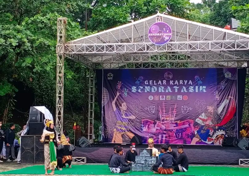 Pagelaran Sendratasik Kelas 12 SMA Negeri 8 Semarang 2023