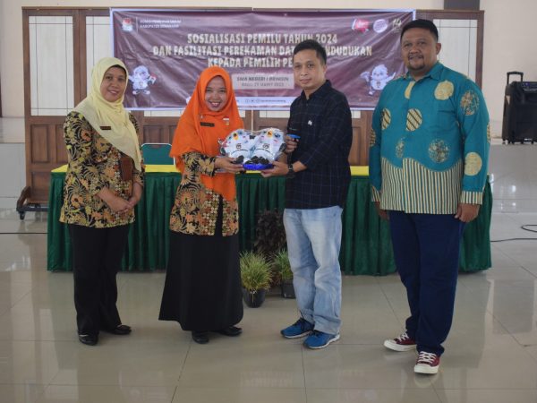 Sosialisasi Pemilu Tahun 2024 dan Pemberian Fasilitas Perekaman Data Kependudukan Kepada Pemilih Pemula di SMA Negeri 1 Bringin Sosialisasi Pemilu Tahun 2024 dan Pemberian Fasilitas Perekaman Data Kependudukan Kepada Pemilih Pemula di SMA Negeri 1 Bringin