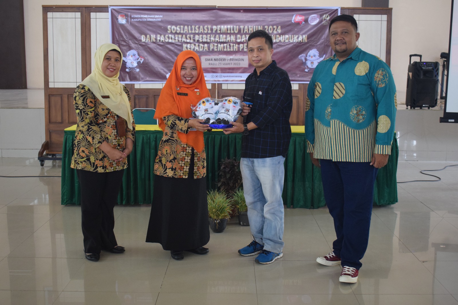 Sosialisasi Pemilu Tahun 2024 dan Pemberian Fasilitas Perekaman Data Kependudukan Kepada Pemilih Pemula di SMA Negeri 1 Bringin